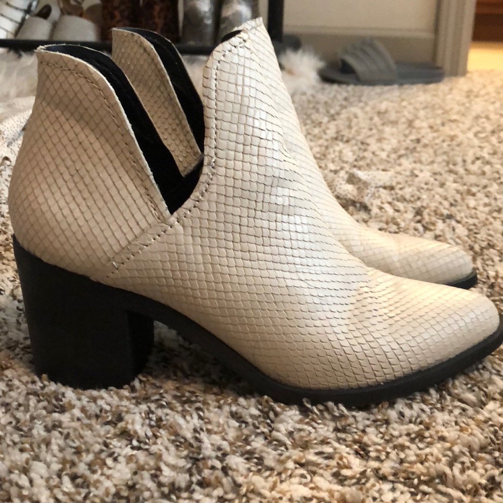 White Steve Madden snake Booties size 8
